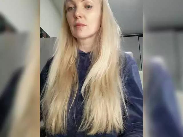 MonnaSky from BongaCams