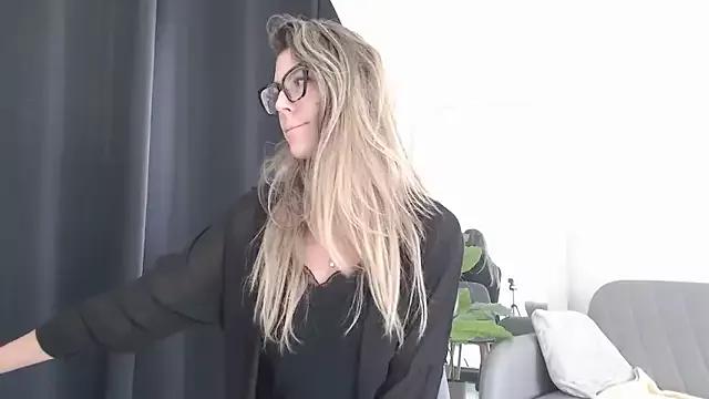 nicole_98 from StripChat